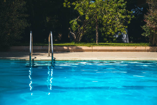 schwimmbadtreppe für ein privates chalet - schwimmbecken fotos stock-fotos und bilder