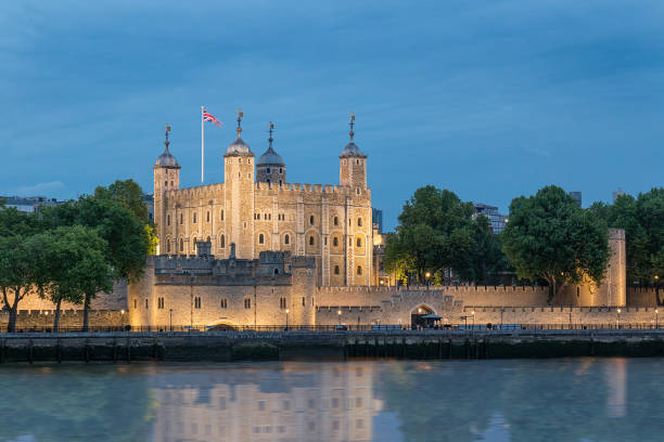 tower of london, illuminated in the evening. - local landmark international landmark middle ages tower of london imagens e fotografias de stock