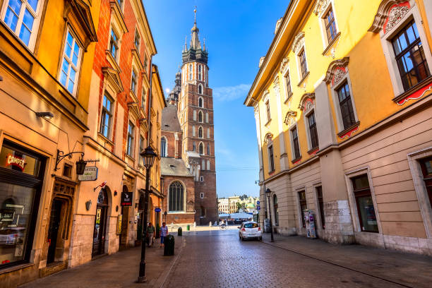 cracovie, pologne rue commerçante florianska - krakow people poland church photos et images de collection