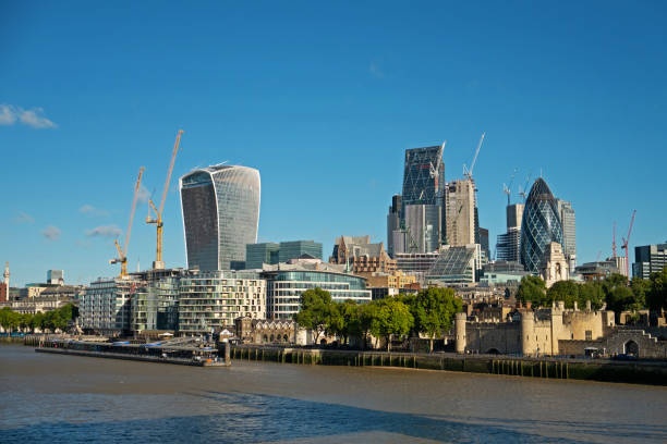 크레인이 있는 런던 스카이라인 - crane skyline uk tower of london 뉴스 사진 이미지