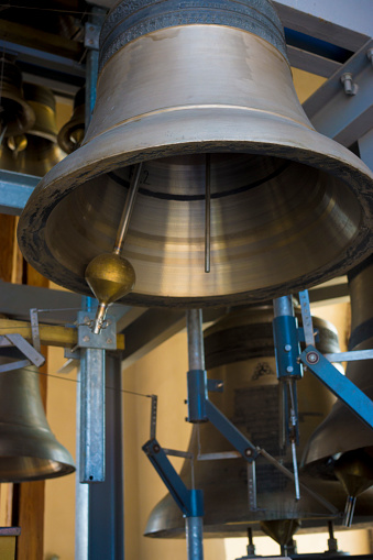 A carillon consists of at least 23 cast bronze, cup-shaped bells. This is the heaviest musical instruments.