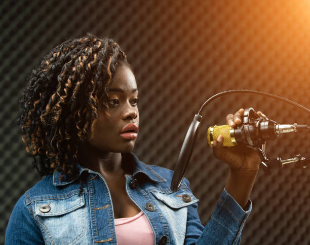 african woman afro hair - blog internet podcast computer keyboard imagens e fotografias de stock