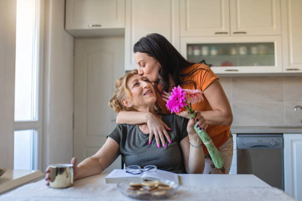 więź między matką a jej dzieckiem jest nierozerwalna - gift mothers day birthday giving zdjęcia i obrazy z banku zdjęć