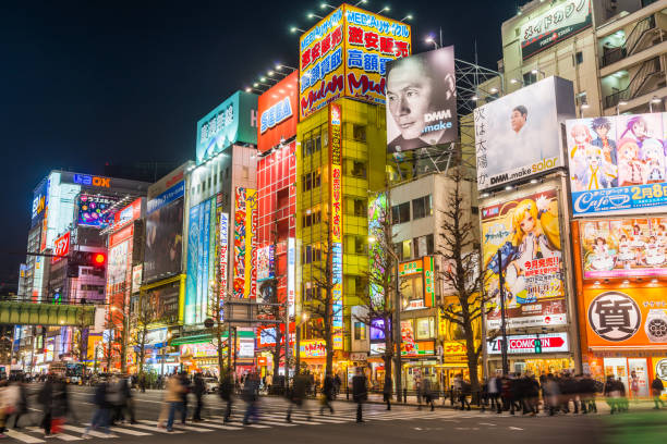 東京秋葉原電機町ネオン夜混雑した街路交差点日本 - 秋葉原 ストックフォトと画像