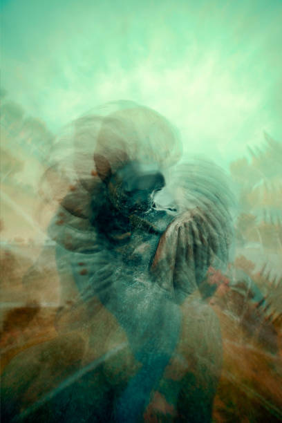 istock Sculpture of lovers kissing 1162937880