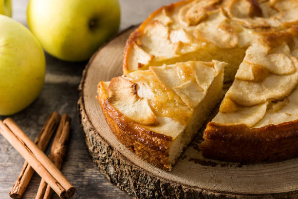 torta di mele fatta in casa - pie apple dessert baked foto e immagini stock