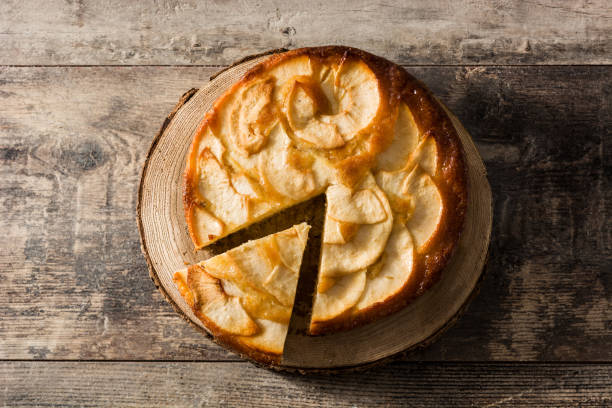 torta di mele fatta in casa - pie apple pastry crust celebration foto e immagini stock