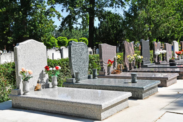 공공 묘지의 묘비 - cemetery tombstone grave green 뉴스 사진 이미지