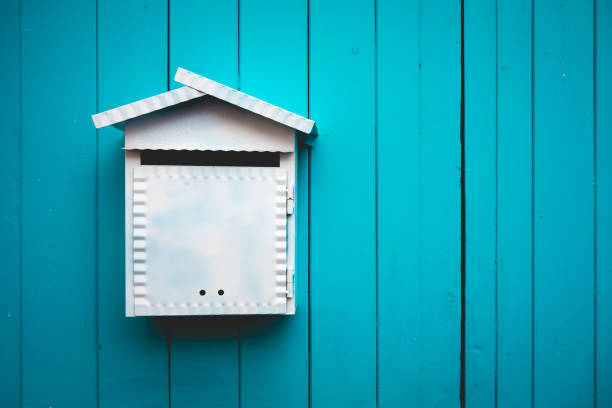 cassetta postale su porta verde in legno - mailbox mail letter old fashioned foto e immagini stock