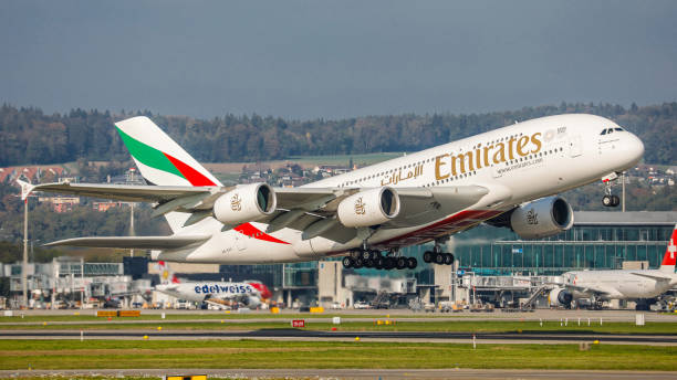 airbus a380-861 emirates startuje z lotniska w zurychu - emirates airline zdjęcia i obrazy z banku zdjęć