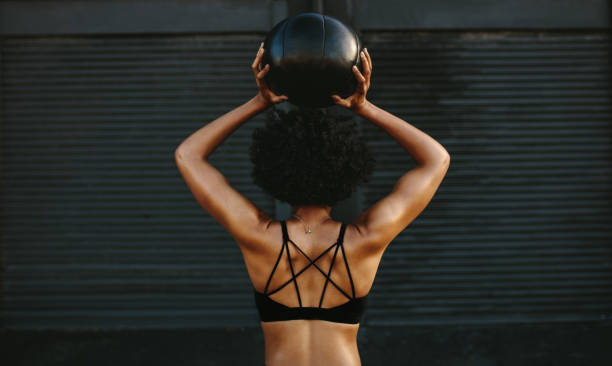 kuvapankkikuvat ja rojaltivapaat kuvat aiheesta lihaksikas nainen treenaa fitness-pallon kanssa - medicine ball