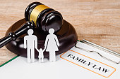 familienfigur-und-gabe-auf-dem-tisch.jpg