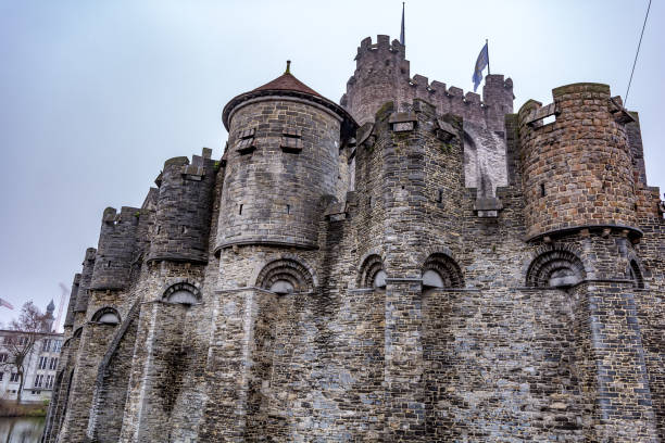 castelo medieval de gravensteen em ghent - castle gravensteen - fotografias e filmes do acervo