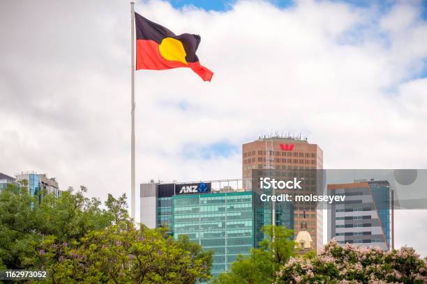 Australische Aborigineflagge Über Adelaide Skyline Victoria Square In Stockfoto und mehr Bilder von Flagge