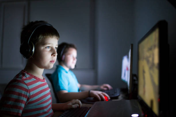 due ragazzi che giocano ai giochi online - video game family child playful foto e immagini stock