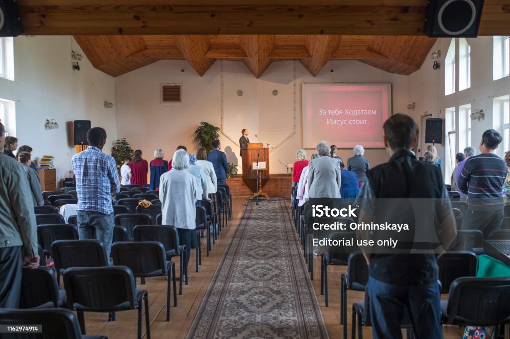 Oración En La Iglesia Adventista Del Séptimo Día Foto de stock y más banco  de imágenes de Iglesia - Iglesia, Interior, Acontecimiento - iStock