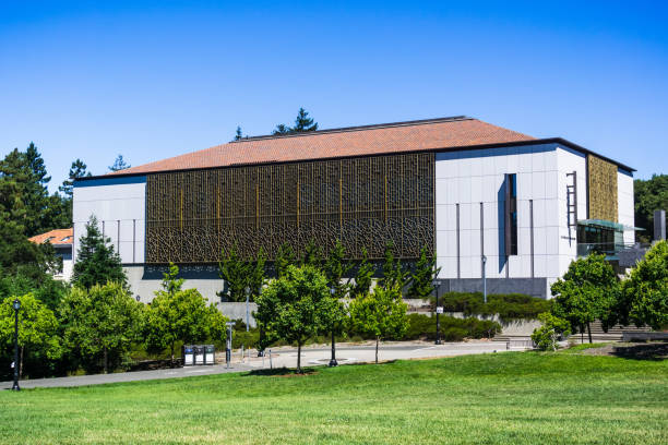 восточноазиатская библиотека к. в. старра в кампусе калифорнийского университета в беркли - quater стоковые фото и изображения
