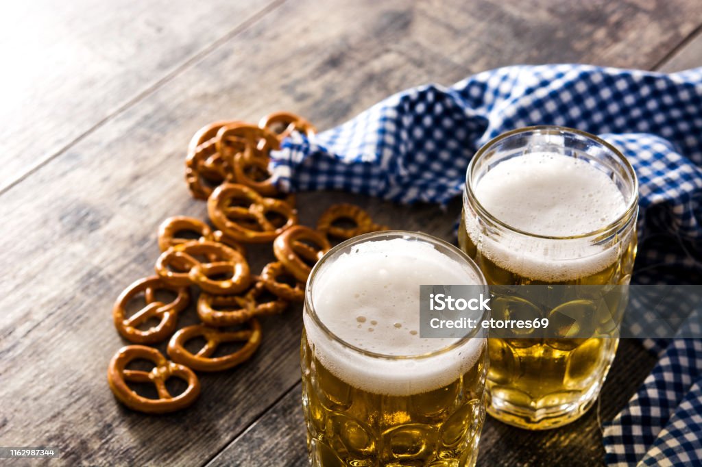 Oktoberfestbier mit Brezeln - Lizenzfrei Alkoholisches Getränk Stock-Foto