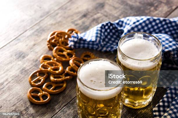 Oktoberfestbier Mit Brezeln Stockfoto und mehr Bilder von Alkoholisches Getränk - Alkoholisches Getränk, Bayern, Bier