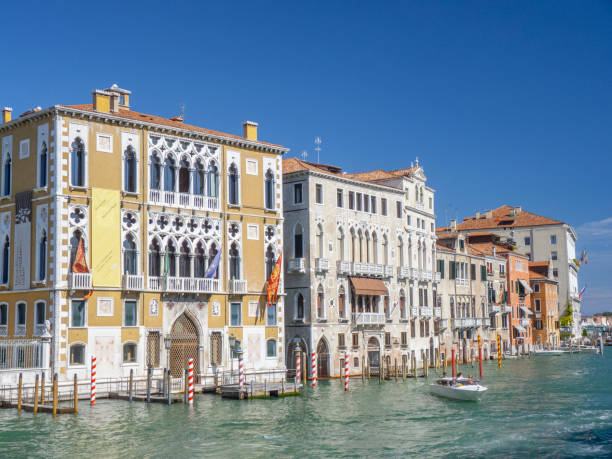 ヴェネツィアの運河の壮大な古い宮殿への風光明媚な眺め, - facade palace grand canal canal ストックフォトと画像