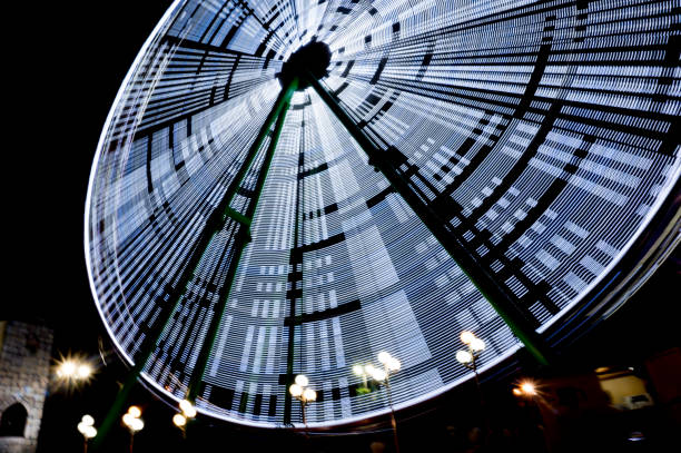 夜の遊園地の観覧車、長時間露光。ホリデーコンセプト。 - ferris wheel wheel blurred motion amusement park ストックフォトと画像