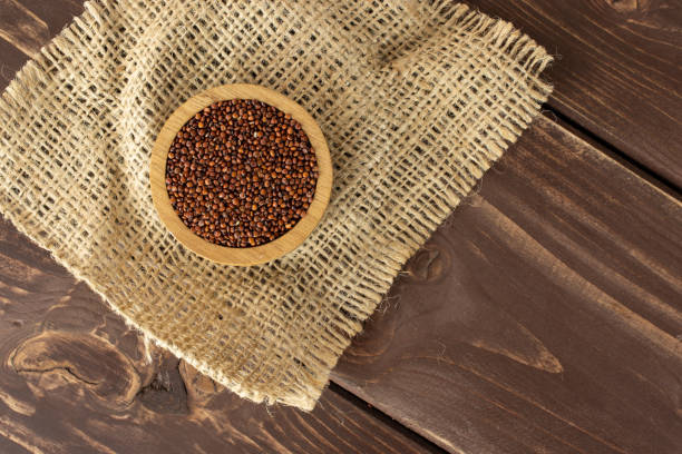 red quinoa seeds on brown wood - gunny sack imagens e fotografias de stock