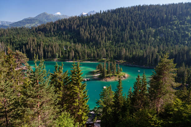 озеро каума (caumasee или lag la cauma), красочное озеро с бирюзовой водой в кантоне грисонс близ флимса, швейцария. - landscape laax graubunden canton switzerland стоковые фото и изображения