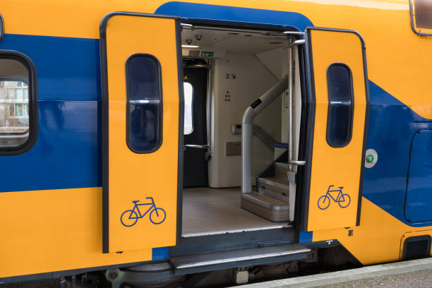開いているドアが付いているオランダの鉄道のプラットホームで列車 - train door vehicle door open ストックフォトと画像