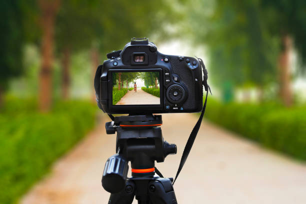 冬季に公園を歩く小学生の女の子 - recorded outdoors ストックフォトと画像