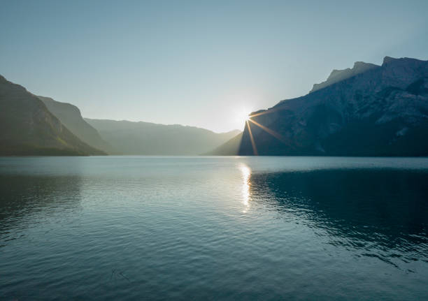 amanecer sobre un lago en las montañas - rocky mountains exploration horizontal outdoors fotografías e imágenes de stock