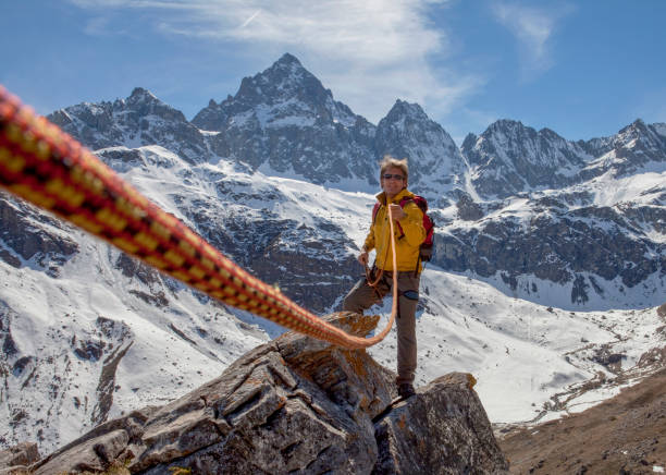 cuerda de escalada conduce a guía de montaña en la cumbre de roca - extreme sports risk high up sport fotografías e imágenes de stock