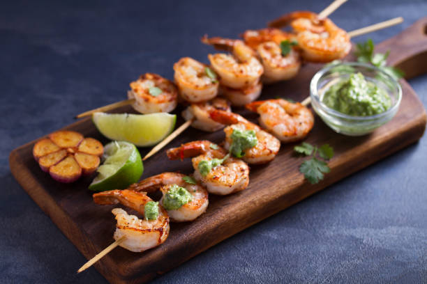 кинтро лайм жареные креветки. креветки на шампурах - prepared shrimp prawn grilled lime стоковые фото и изображения