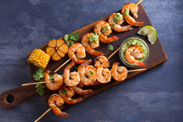 krewetki z grilla z limonki kolendry. krewetki na szaszłykach - prepared shrimp prawn grilled lime zdjęcia i obrazy z banku zdjęć