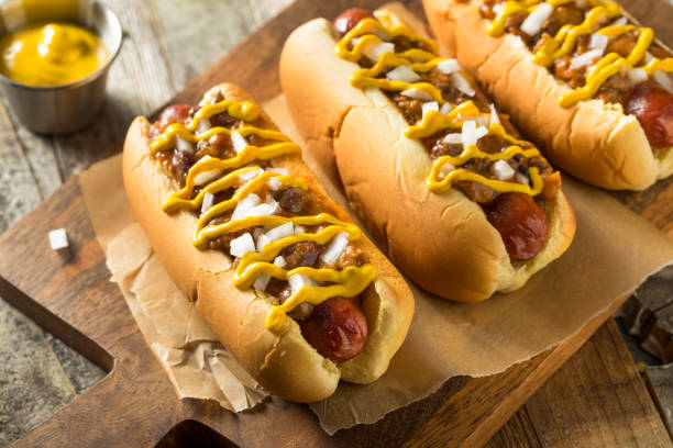 homemade detroit style chili dog - hot dog imagens e fotografias de stock