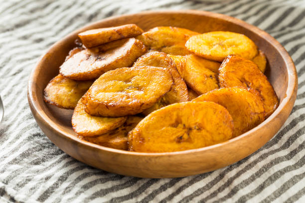 plantains fritos amarelos caseiros - fry up - fotografias e filmes do acervo