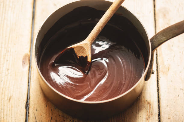 preparación de la salsa de chocolate en la olla - chocolate pot de creme fotografías e imágenes de stock