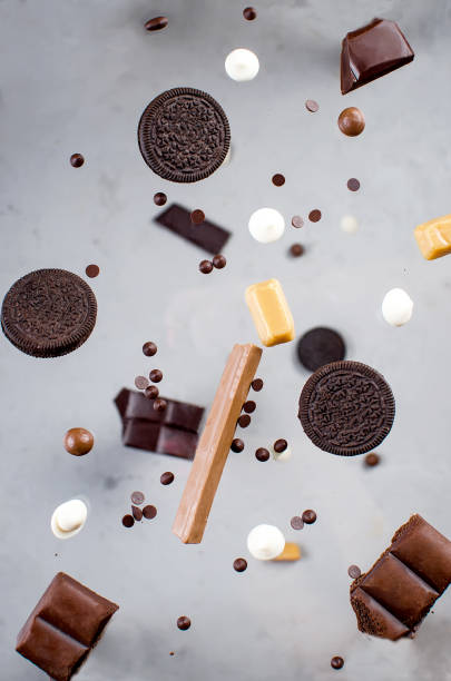 schokoladen-chip-cookies und süßigkeiten fallen - drop cookies stock-fotos und bilder