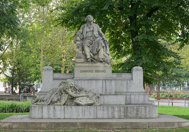 monumento a johannes brahms a vienna, austria - karlsplatz foto e immagini stock