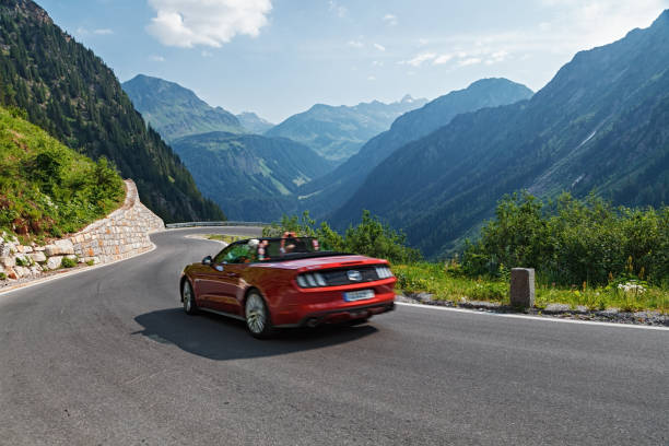 kabriolet jazdy na silvretta-bielerhohe high alpine road w vorarlberg, austria. - silvretta zdjęcia i obrazy z banku zdjęć