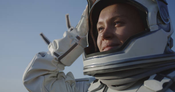 astronaut opening helmet - wide screen imagens e fotografias de stock