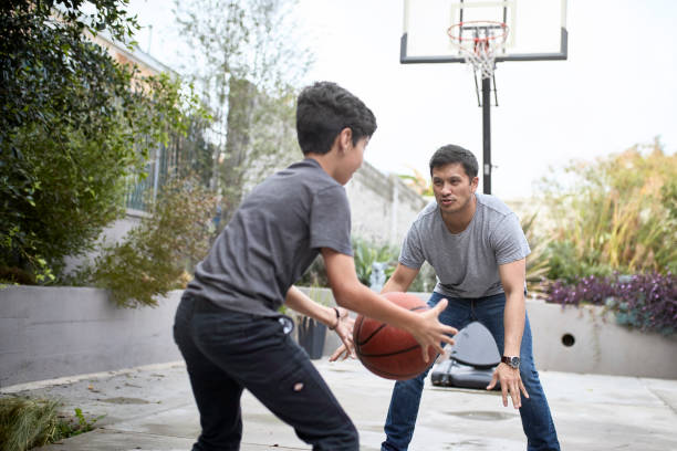 athletische hispanic vater lehre sohn, wie man basketball spielen - basketball basketball hoop california southern california stock-fotos und bilder