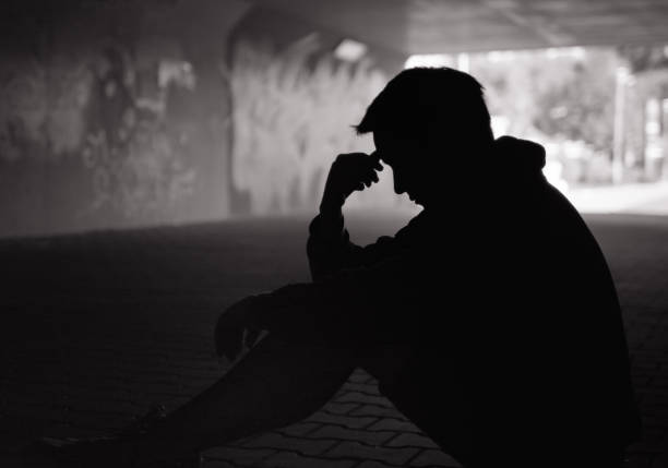 triste joven en una calle - sin esperanza fotografías e imágenes de stock