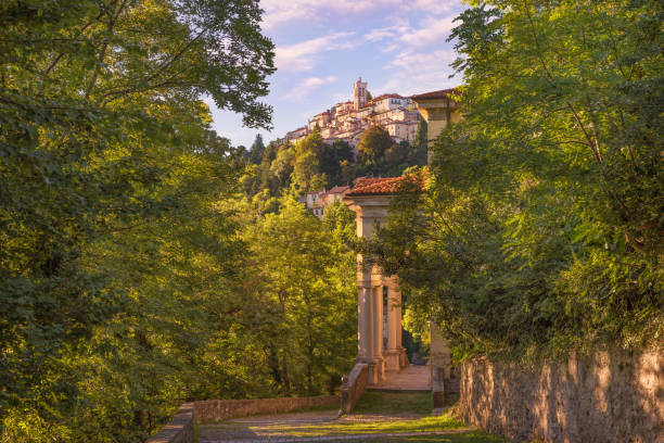 vila medieval italiana velha e famosa. sacro monte de varese com a estrada santa que conduz à vila medieval (no fundo), com a décima primeira capela. património mundial – unesco - varese - fotografias e filmes do acervo