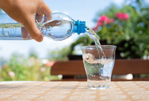 заливка воды в стакан - water bottle cold purified water стоковые фото и изображения