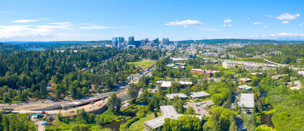 bellevue washington usa - vista aérea panorámica del horizonte de la ciudad desde la carretera en construcción - condado de king fotografías e imágenes de stock