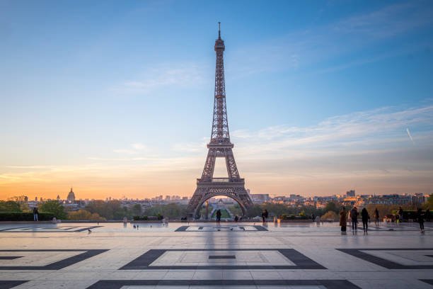 widok na wieżę eiffla z palais de chaillot, paryż, francja - palais de chaillot zdjęcia i obrazy z banku zdjęć