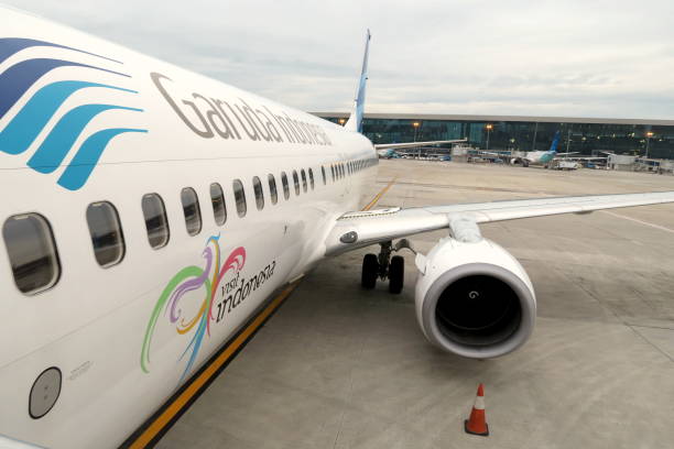 l'aereo garuda indonesia si prepara per l'imbarco dei passeggeri sull'aereo - garuda foto e immagini stock