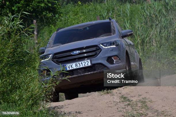 Photo libre de droit de Ford Kuga Suv Conduite Sur La Route banque d'images et plus d'images libres de droit de 2019 - 2019, 4x4, Affaires