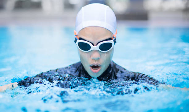 entraînement professionnel de tour de nageur féminin dans la piscine. - dos crawlé photos et images de collection