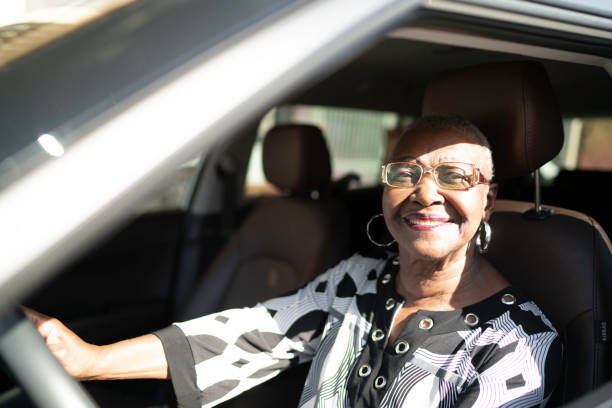 ritratto di donna anziana alla guida di un'auto - driving senior adult car women foto e immagini stock